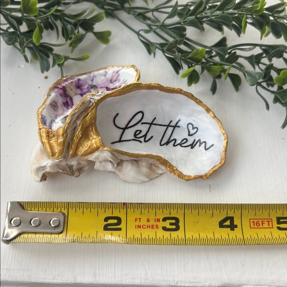 CLOSING SALE •3/$25• NWT Decorative Purple “Let Them” Oyster Cluster Shell - Picture 3 of 3